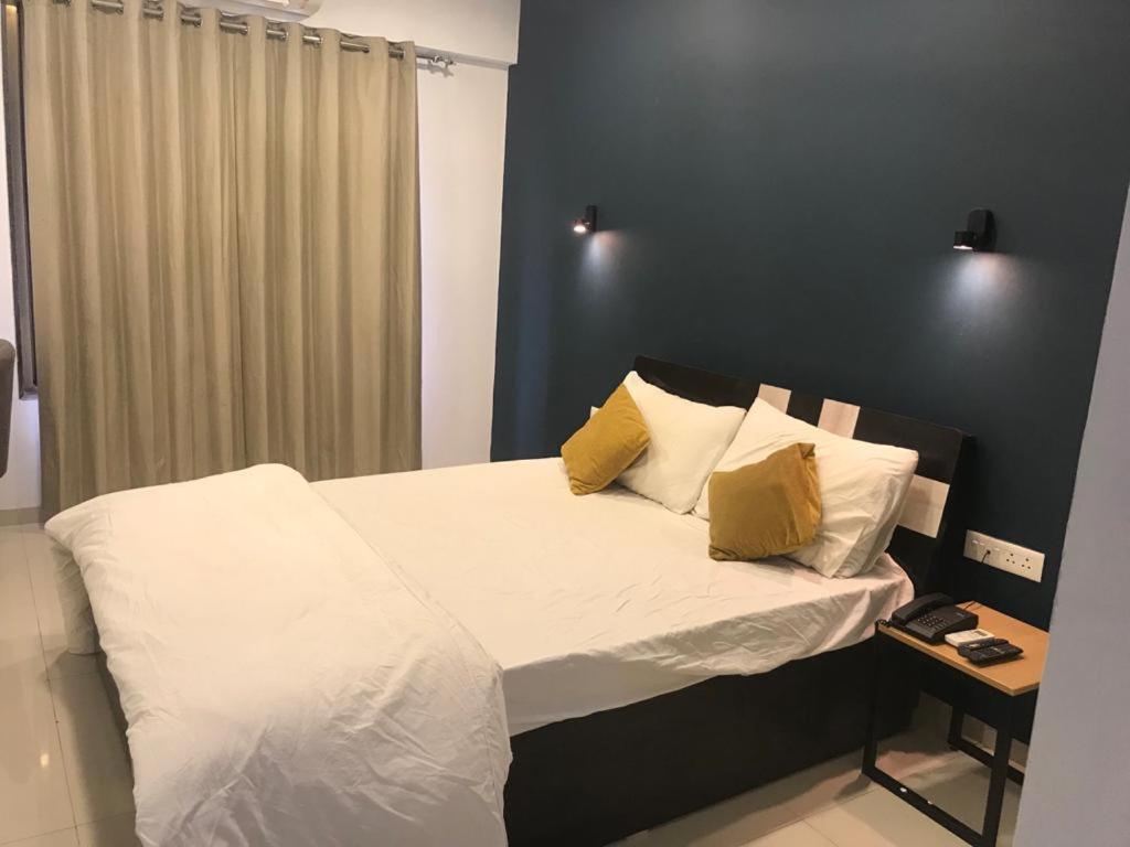 Hooliv 7 Avenues G Block Hotel ปูเน่ ภายนอก รูปภาพ